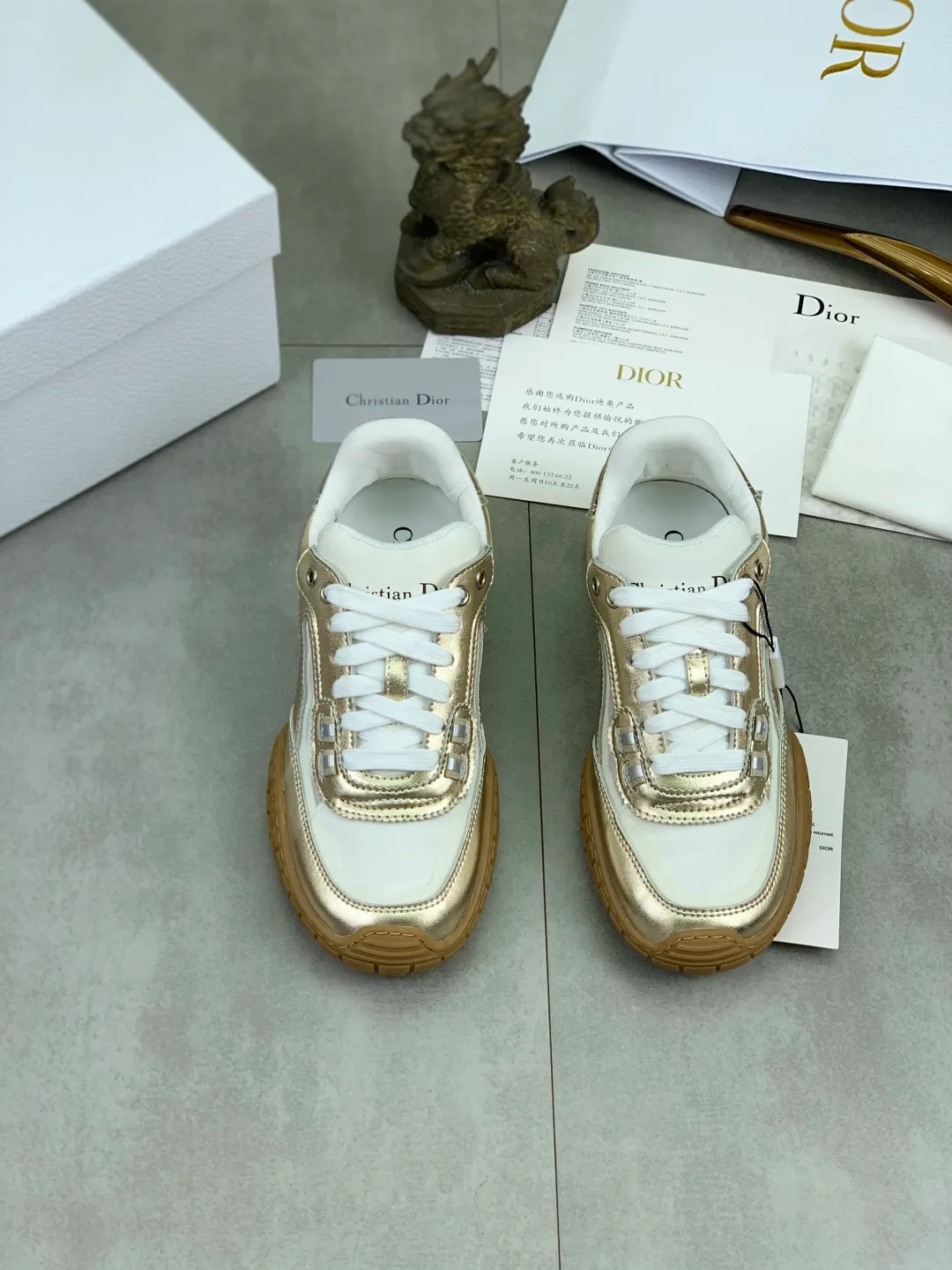 Men's men's shoes P520 new Dior Tech sneakers 2026 early spring series new products, with fashionable details, highlighting retro aesthetics. The light beige anti-suede cow leather upper is spliced ​​with apricot transparent mesh fabric on the side. The upper window edge is adhered with high-frequency flat ironing and back-pressure. It replicates the original craftsmanship, making it beautiful and comfortable without falling off. The interior is made of sheep lining of the same color, which is soft and comfortable. The heel and tongue are embellished with the Paris logo. The textured TPU soles with the same color logo. The high-end version is exquisitely packaged, adding a high-end style.  Code number: 35-46